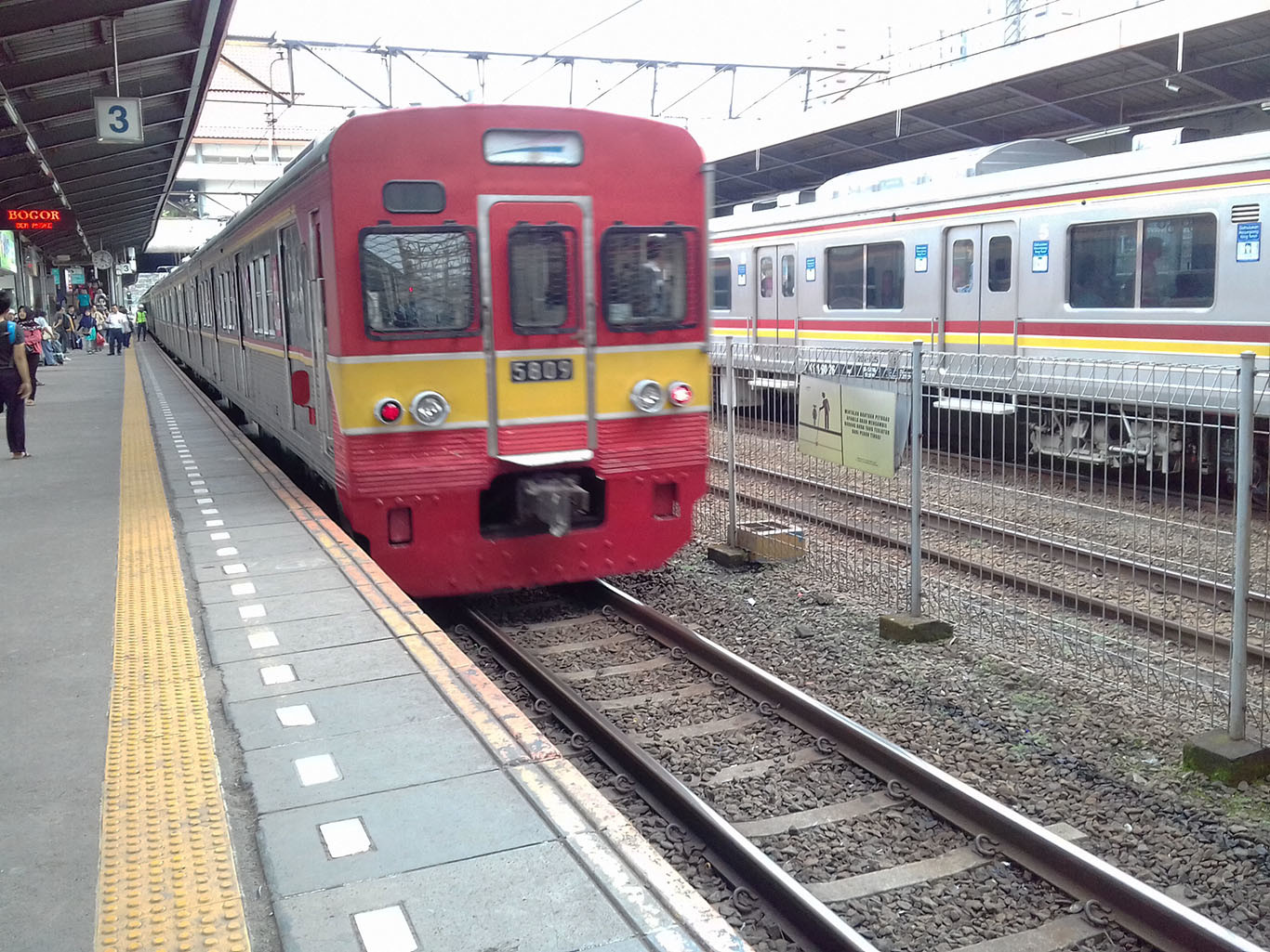 Tokyo Metro 5809f at Tanah Abang Station