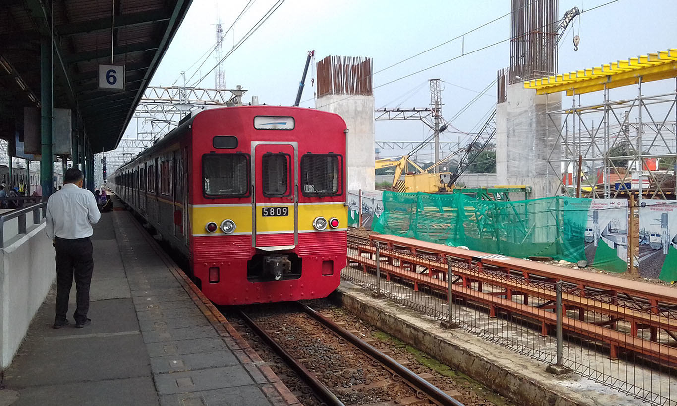 Tokyo Metro 5809f at Manggarai Station